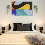 Infinite Horizons - Modern Living In North Business District Apartment *