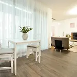 Infinite Horizons - Modern Living In North Business District Apartment *