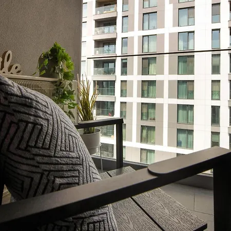 Infinite Horizons - Modern Living In North Business District Apartment *
